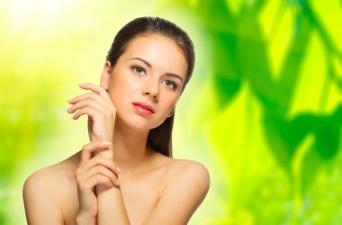 Bahar çiçek arka plan üzerinde kız