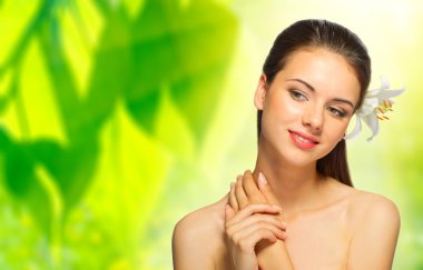 Çiçek geçmişi olan genç bir kız.