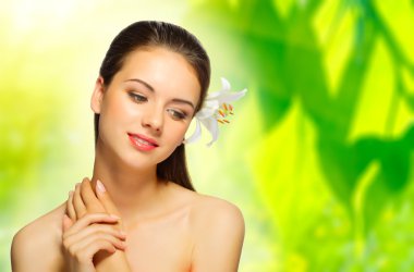 Çiçek arka plan üzerinde sağlıklı kız