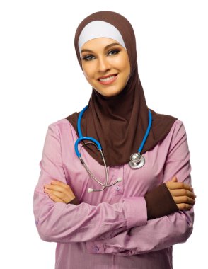 Müslüman kadın doktor stetoskop ile