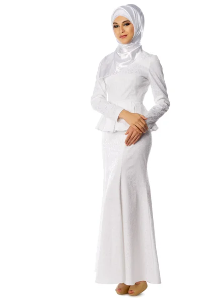 穆斯林妇女穿白色连衣裙 — 图库照片