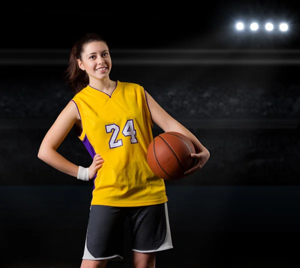 Jogador de basquete menina no salão de esportes — Fotografia de Stock