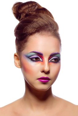 Yüz boyama ile genç kız portresi