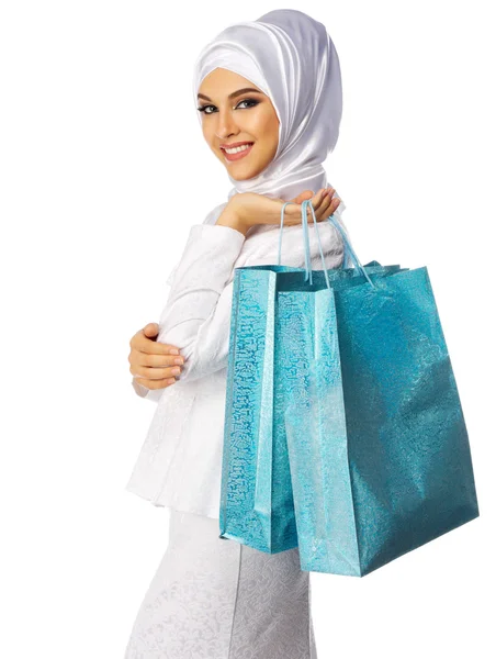 穆斯林妇女在袋白色礼服 — 图库照片