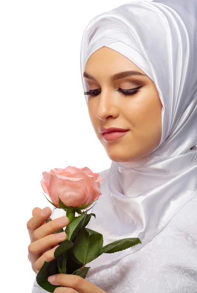 Μουσουλμανική γυναίκα στην Λευκή φόρεμα με τριαντάφυλλο — Φωτογραφία Αρχείου
