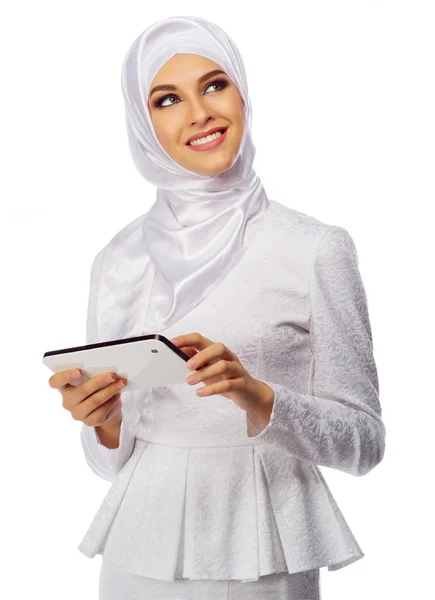 Mujer musulmana en vestido blanco con tablet PC — Foto de Stock