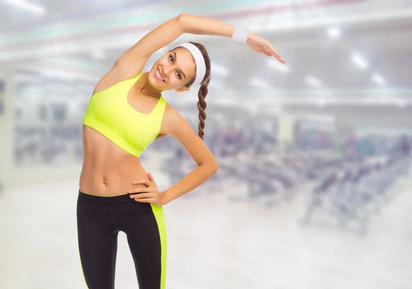 Ung sportig flicka i fitness-klubben — Stockfoto