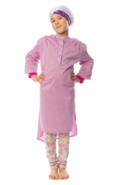 Geleneksel Müslüman giysili küçük kızı