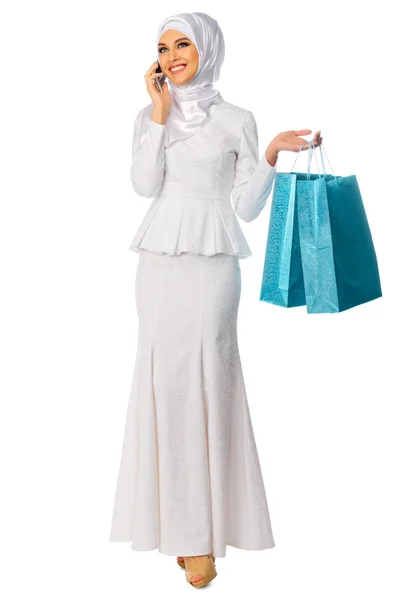 Portré, fiatal muzulmán nő, mozgatható telefon és táskák — Stock Fotó