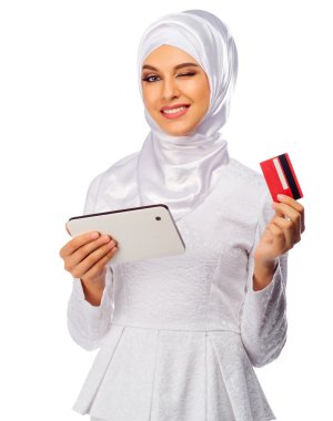 Tablet Pc ve plastik kart olan Müslüman kadın