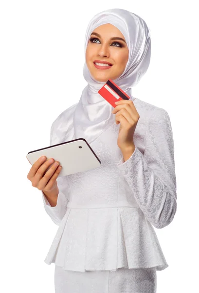 Donna musulmana con tablet PC e scheda — Foto Stock