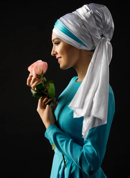 Donna musulmana con fiore di rosa — Foto Stock