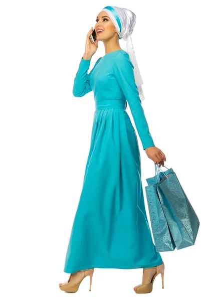Mujer musulmana con teléfono móvil y bolsas —  Fotos de Stock