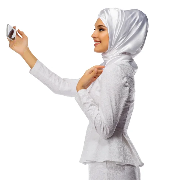 携帯電話を持つイスラム教徒の女性は — ストック写真