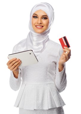 Müslüman ve kadın ile tablet Pc kartı