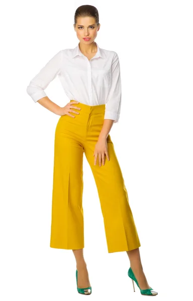 Giovane donna in pantaloni gialli — Foto Stock