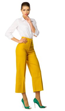 İzole sarı pantolon içinde genç kadın