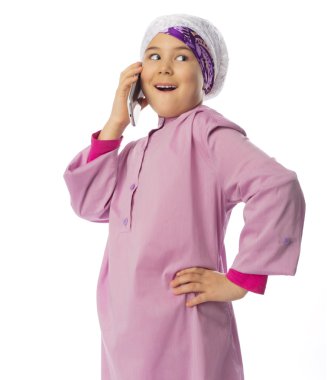 Hareket eden telefon ile küçük Müslüman kız