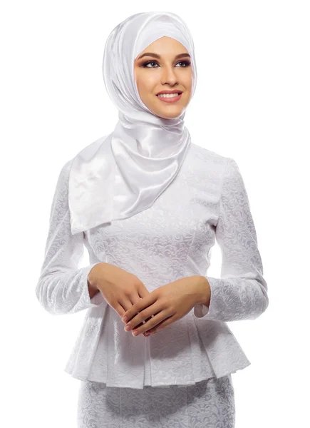 孤立的穆斯林年轻女人 — 图库照片