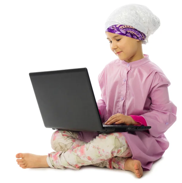 Liten muslimsk flicka med laptop — Stockfoto