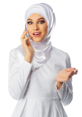 Cep telefonlu Müslüman kadın.