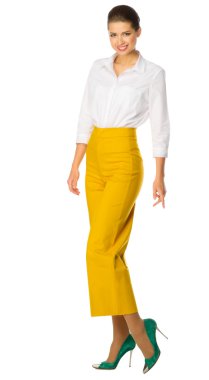 Sarı pantolon içinde genç kadın