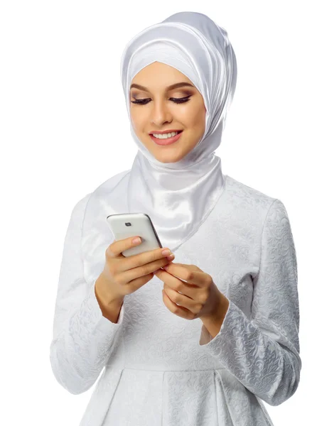 Donna musulmana con cellulare — Foto Stock