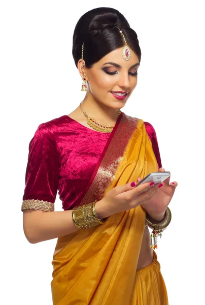 インドの女性が携帯電話で — ストック写真