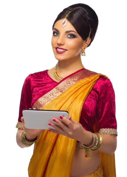 Indianka z tablet Pc na białym tle — Zdjęcie stockowe
