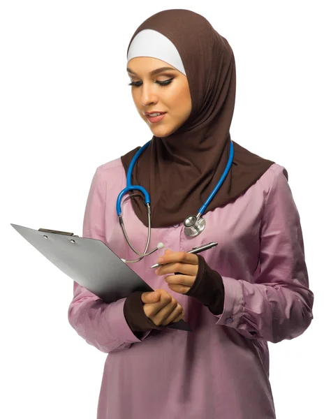 Μουσουλμανική γιατρός με tablet — Φωτογραφία Αρχείου