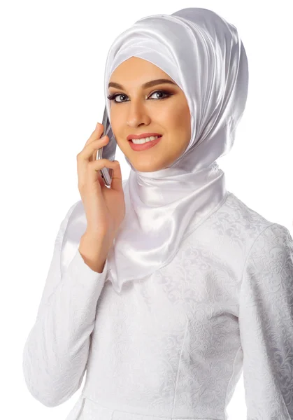 Μουσουλμάνα γυναίκα με κινητό τηλέφωνο — Φωτογραφία Αρχείου