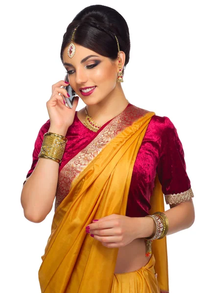 Индийская женщина с телефоном — стоковое фото