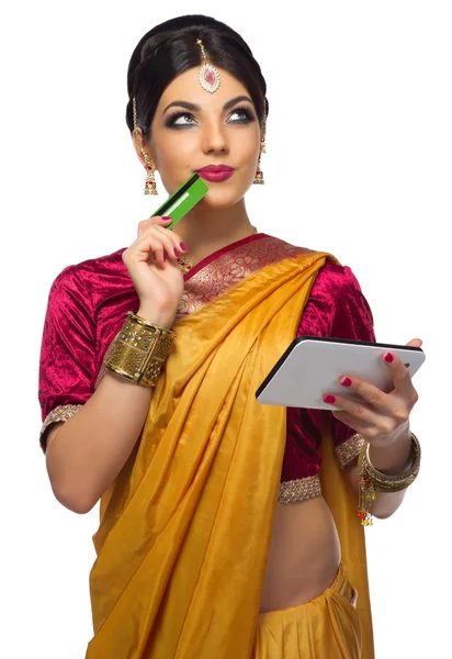 Mujer india con tablet PC y tarjeta de plástico — Foto de Stock