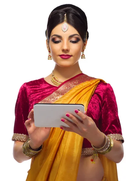 Indiánka s počítačem tablet Pc — Stock fotografie