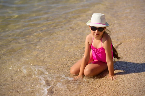 Menina na costa do mar — Fotografia de Stock