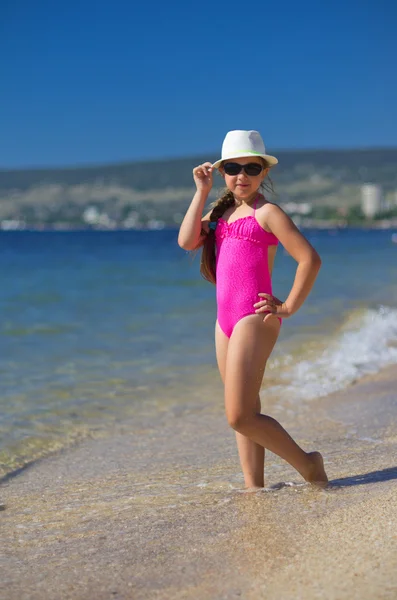 Ragazza sulla costa del mare — Foto Stock