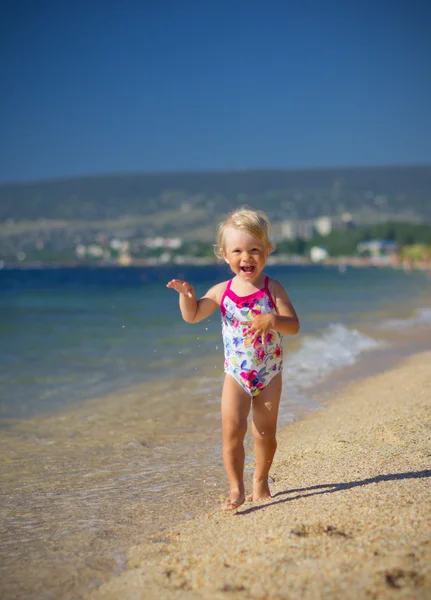 Κορίτσι στη θάλασσα ακτή — Φωτογραφία Αρχείου