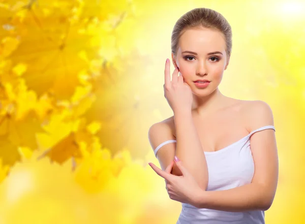 Girl on autumnal background — Stock Photo, Image