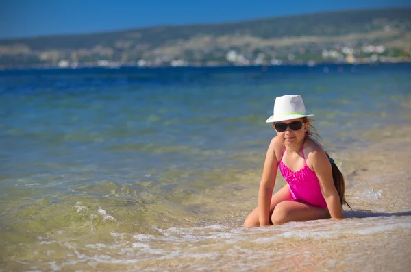 Fille sur la côte de mer — Photo