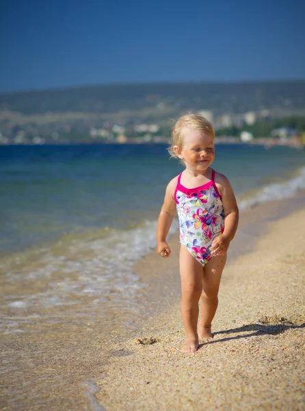 Κορίτσι στη θάλασσα ακτή — Φωτογραφία Αρχείου