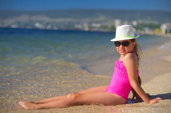 Chica en la costa del mar — Foto de Stock