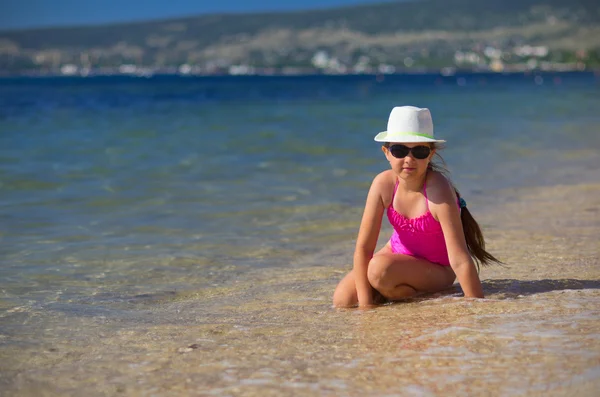 Menina na costa do mar — Fotografia de Stock