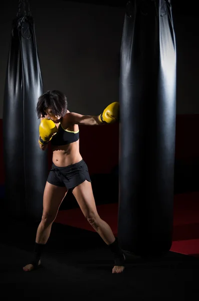 Entrenamiento de la mujer kickboxer — Foto de Stock