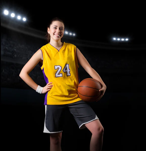 Jovem jogador de basquete menina — Fotografia de Stock