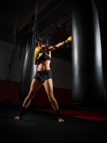 Entrenamiento de la mujer kickboxer — Foto de Stock
