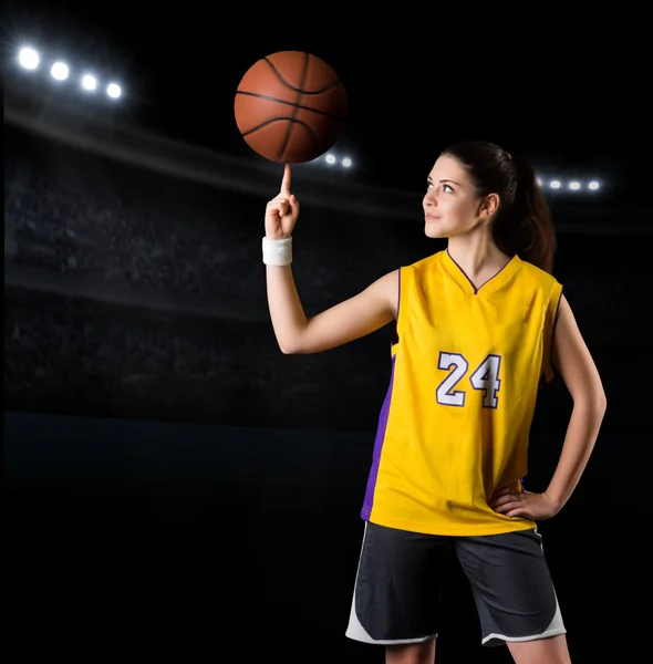 Jovem jogador de basquete menina — Fotografia de Stock