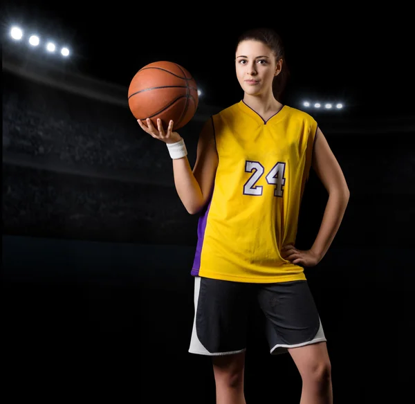 Jovem jogador de basquete menina — Fotografia de Stock