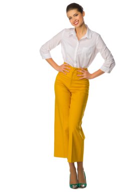 Sarı pantolonlu genç kız