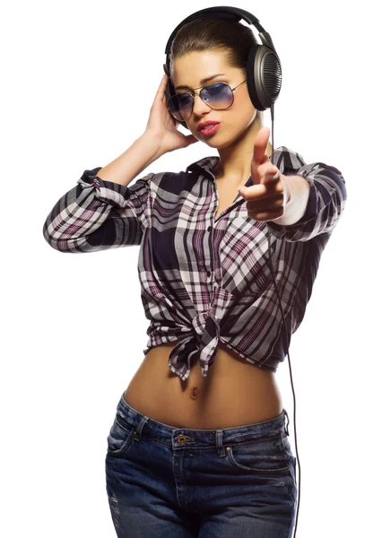 Jeune fille en jeans bleus avec écouteurs — Photo