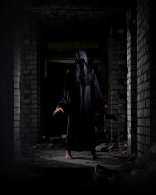 Zombi kız eski evinde